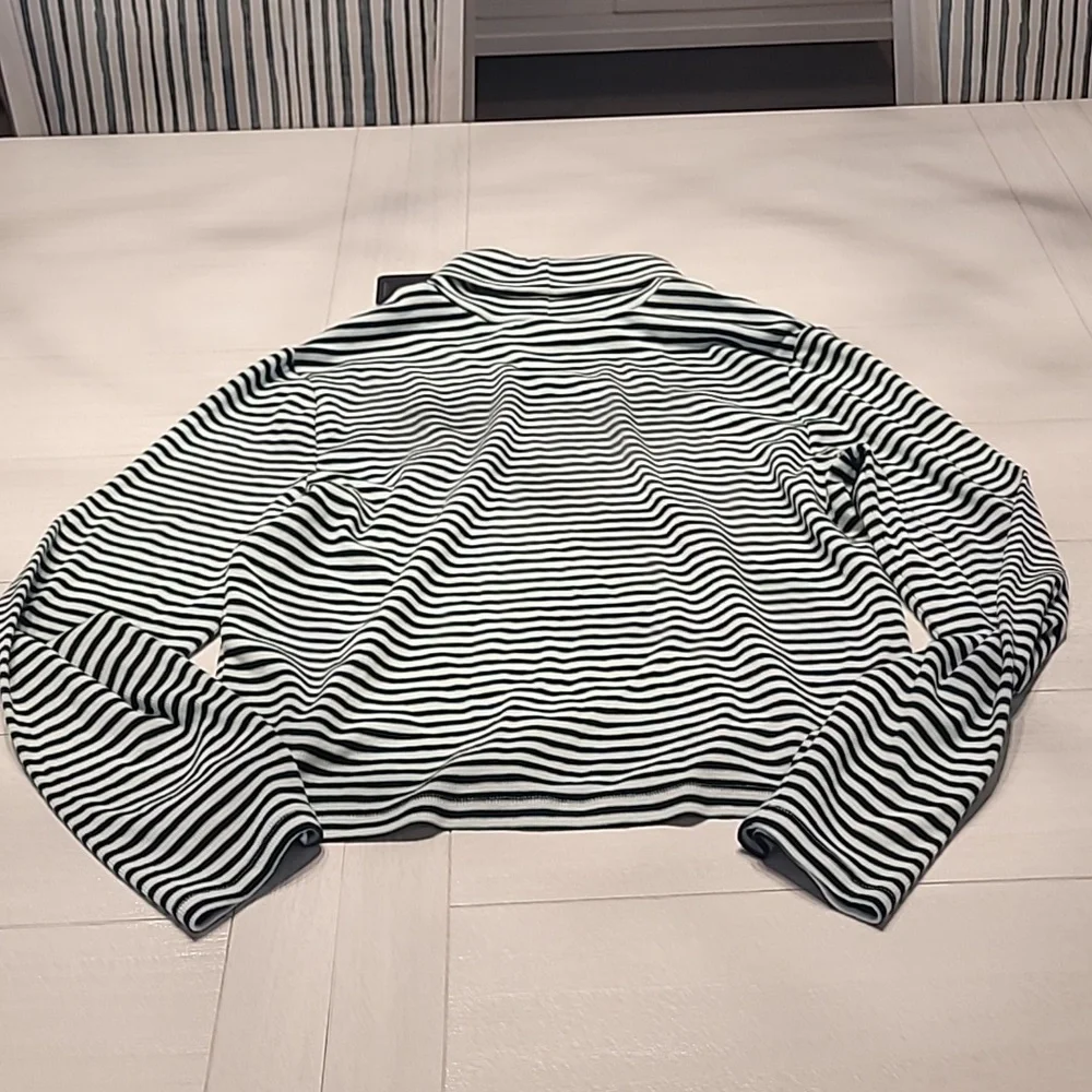 Levis Striped Turtleneck - Picture 3 of 4